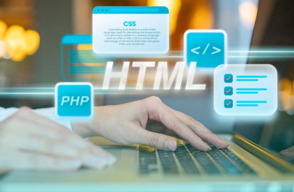 руки человека за ноутбуком создают сайт с бесплатным хостингом php mysql